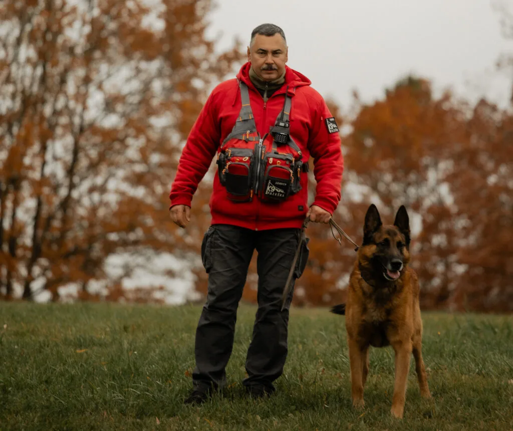 Šuo ir jo vedlys, demonstruojantys tarpusavio pasitikėjimą. Žmogaus ir šuns ryšys